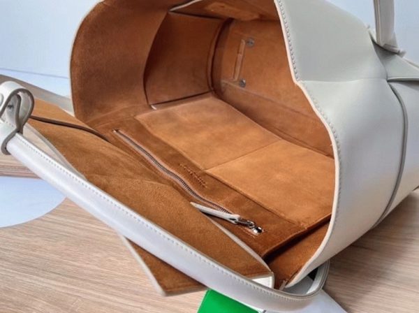 Fausse Bottega Veneta Arco Medium en cuir de veau intrecciato blanc – Image 5