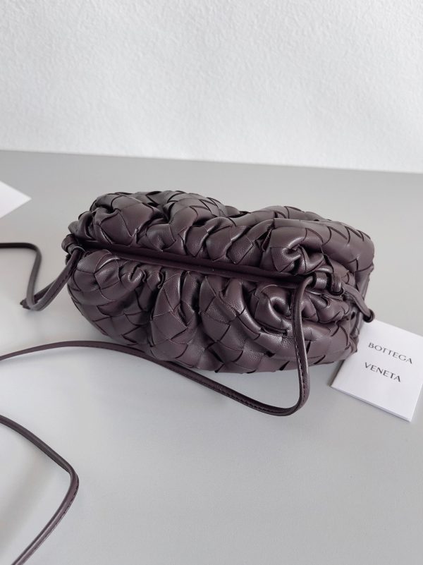 Contrefaçon Mini Pochette Bottega Veneta avec Sangle en Raisin – Image 3