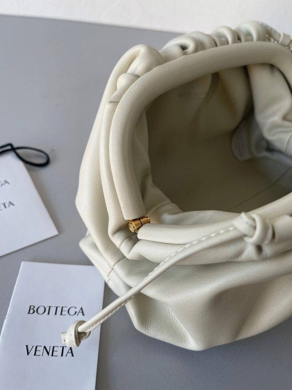 Contrefaçon sac Bottega Veneta Mini Pouch avec bandoulière en Ivoire – Image 2