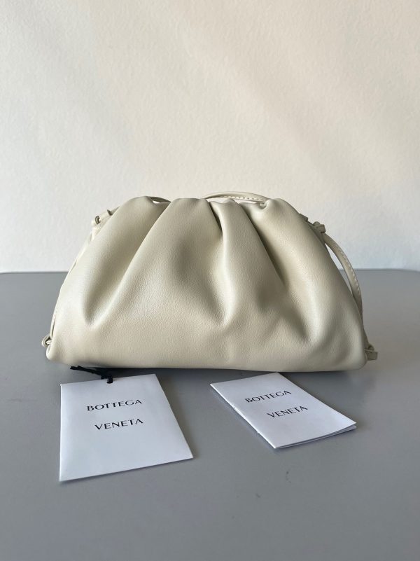 Contrefaçon sac Bottega Veneta Mini Pouch avec bandoulière en Ivoire – Image 9