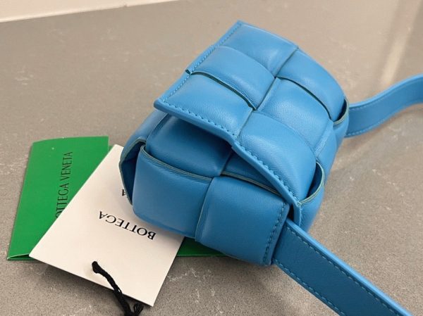 Réplique Sac Bottega Veneta Candy Padded Cassette en Piscine – Image 2