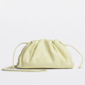 Réplique sac Bottega Veneta Mini Pouch avec bandoulière en Zest Washed