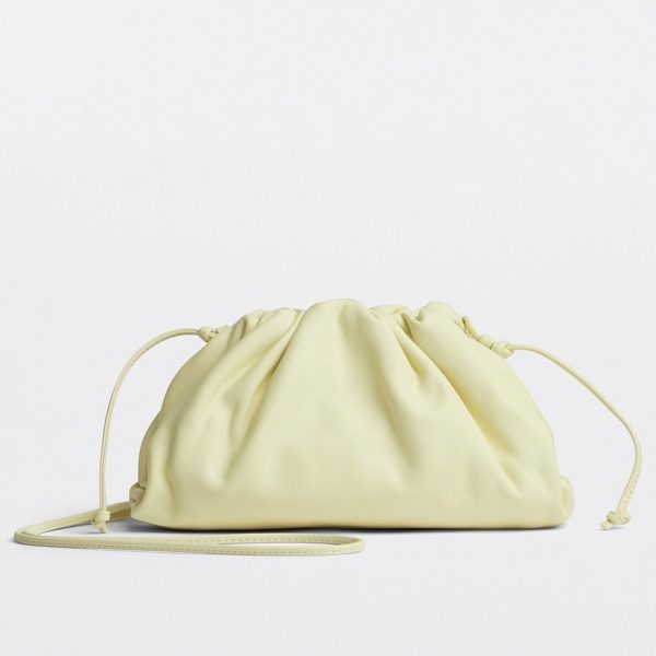Réplique sac Bottega Veneta Mini Pouch avec bandoulière en Zest Washed