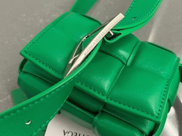 Contrefaçon Sac Bottega Veneta Candy Padded Cassette en Perruche – Image 10