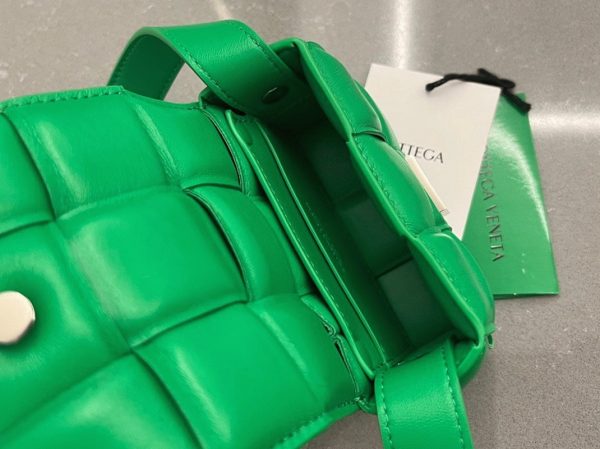Contrefaçon Sac Bottega Veneta Candy Padded Cassette en Perruche – Image 9