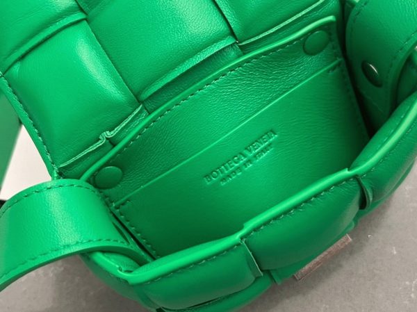 Contrefaçon Sac Bottega Veneta Candy Padded Cassette en Perruche – Image 8