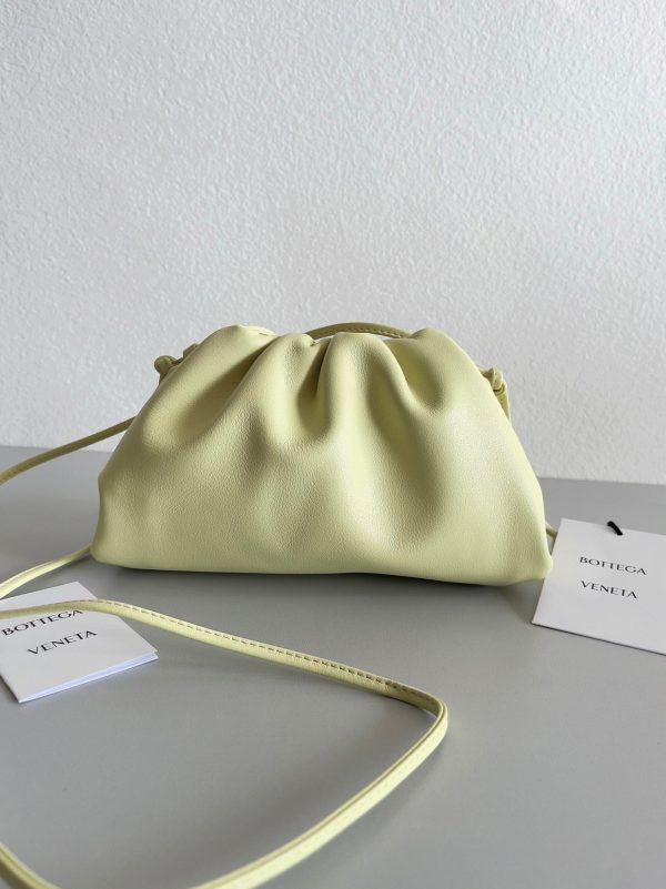 Réplique sac Bottega Veneta Mini Pouch avec bandoulière en Zest Washed – Image 5