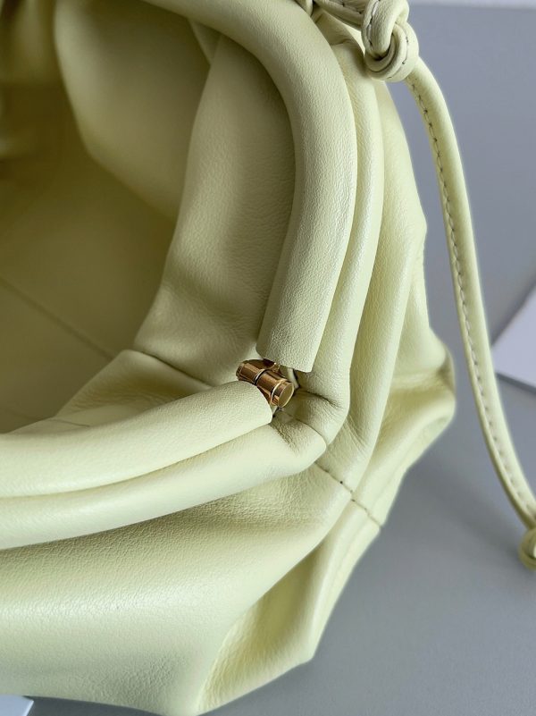 Réplique sac Bottega Veneta Mini Pouch avec bandoulière en Zest Washed – Image 4