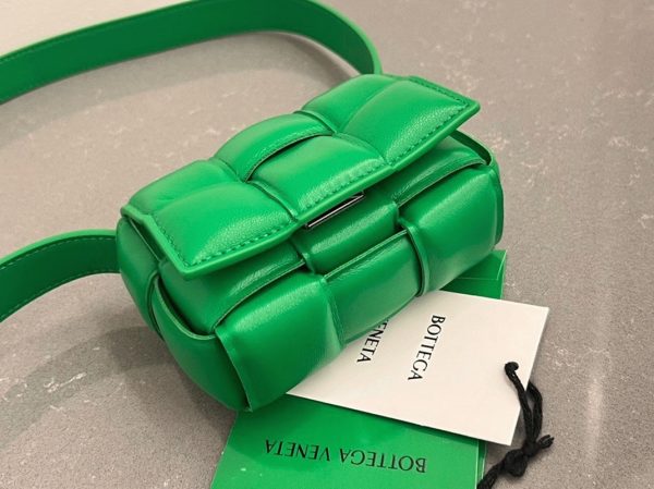 Contrefaçon Sac Bottega Veneta Candy Padded Cassette en Perruche – Image 7
