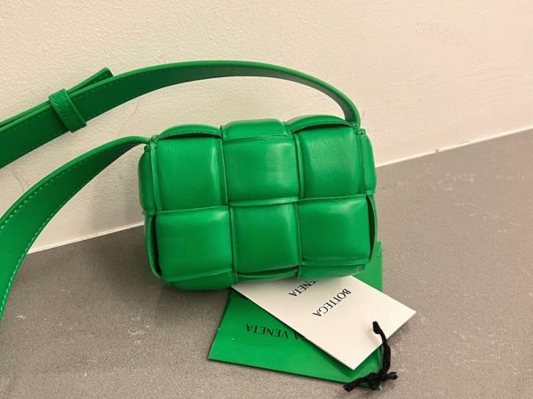 Contrefaçon Sac Bottega Veneta Candy Padded Cassette en Perruche – Image 6