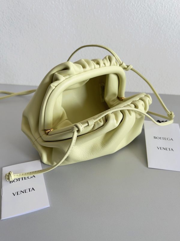Réplique sac Bottega Veneta Mini Pouch avec bandoulière en Zest Washed – Image 2