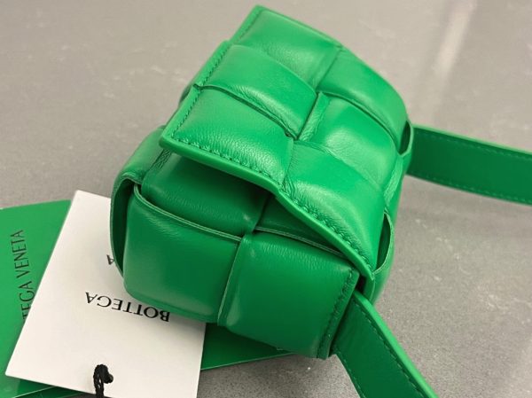 Contrefaçon Sac Bottega Veneta Candy Padded Cassette en Perruche – Image 5