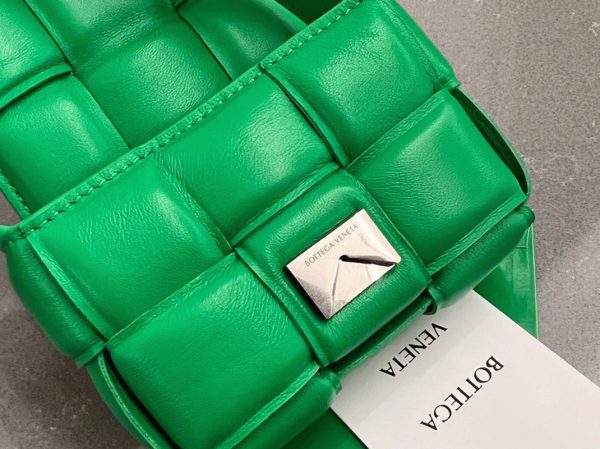 Contrefaçon Sac Bottega Veneta Candy Padded Cassette en Perruche – Image 4