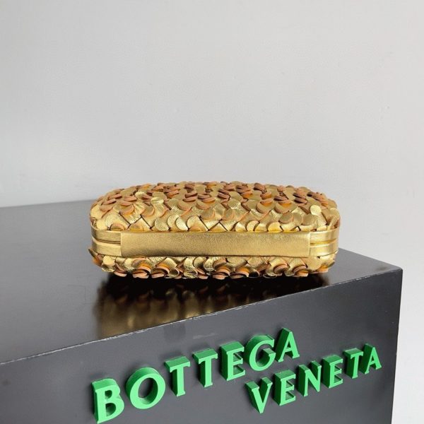 Réplique Bottega Veneta Knot Minaudiere Clutch en Sequins Dorés – Image 4