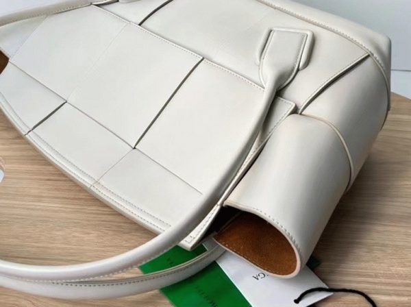 Fausse Bottega Veneta Arco Medium en cuir de veau intrecciato blanc – Image 4