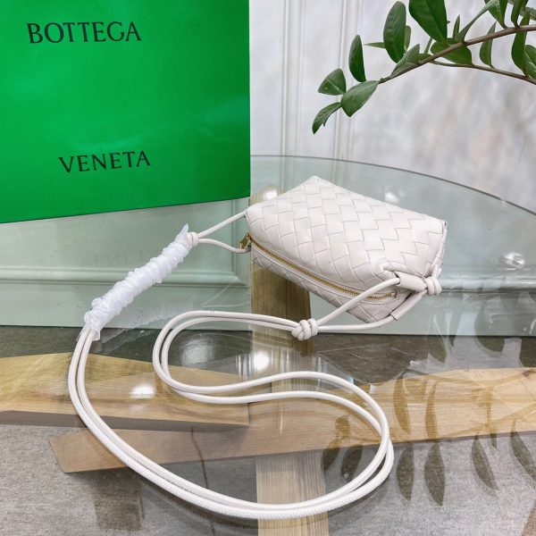 Faux Mini Sac Bottega Veneta Loop en Blanc – Image 4