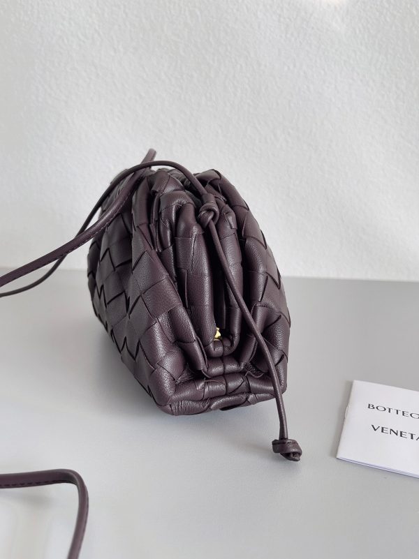 Contrefaçon Mini Pochette Bottega Veneta avec Sangle en Raisin – Image 2