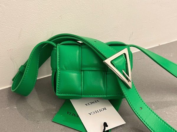 Contrefaçon Sac Bottega Veneta Candy Padded Cassette en Perruche – Image 2