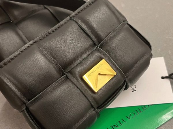 Faux Sac Bottega Veneta Candy Padded Cassette en Noir – Image 9