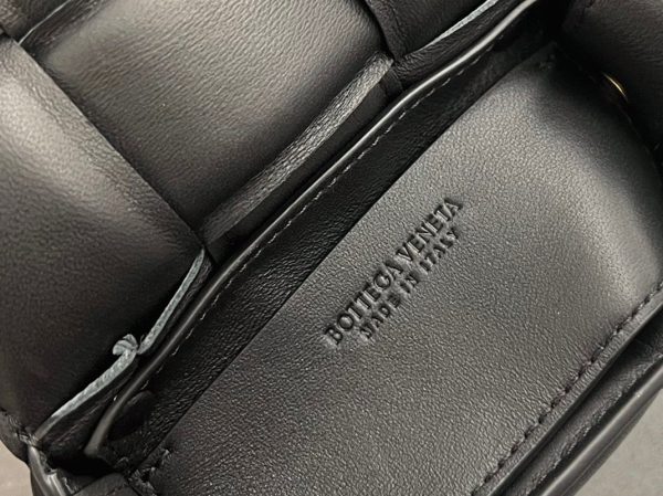 Faux Sac Bottega Veneta Candy Padded Cassette en Noir – Image 6