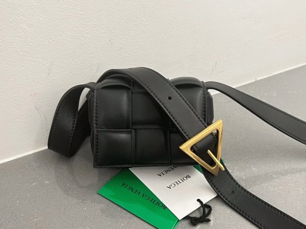 Faux Sac Bottega Veneta Candy Padded Cassette en Noir – Image 5