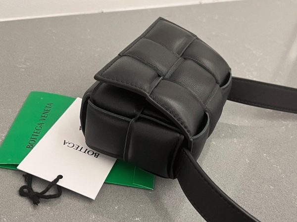 Faux Sac Bottega Veneta Candy Padded Cassette en Noir – Image 4