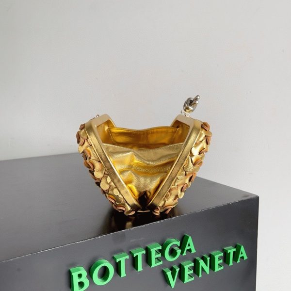 Réplique Bottega Veneta Knot Minaudiere Clutch en Sequins Dorés – Image 3