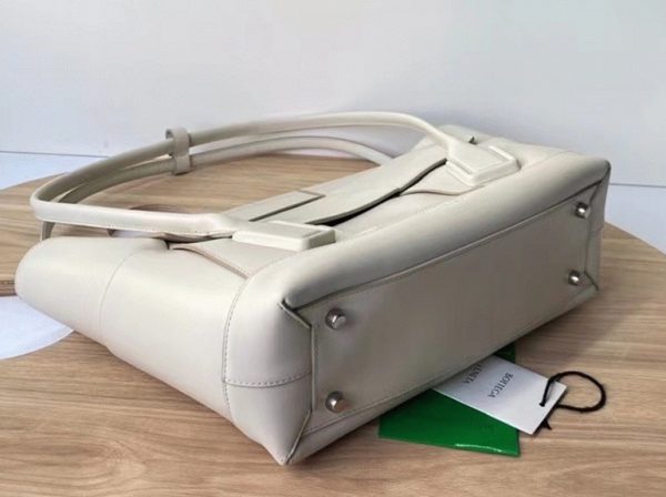 Fausse Bottega Veneta Arco Medium en cuir de veau intrecciato blanc – Image 3