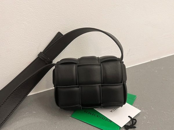 Faux Sac Bottega Veneta Candy Padded Cassette en Noir – Image 3