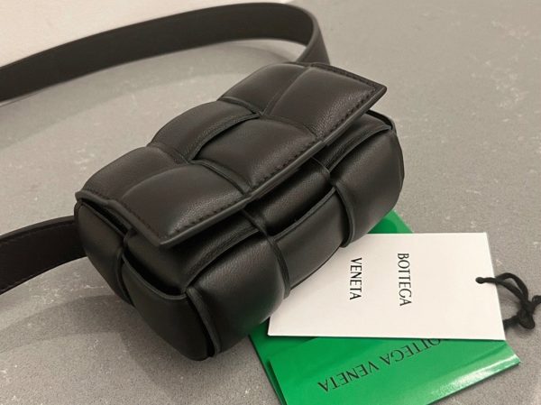 Faux Sac Bottega Veneta Candy Padded Cassette en Noir – Image 2