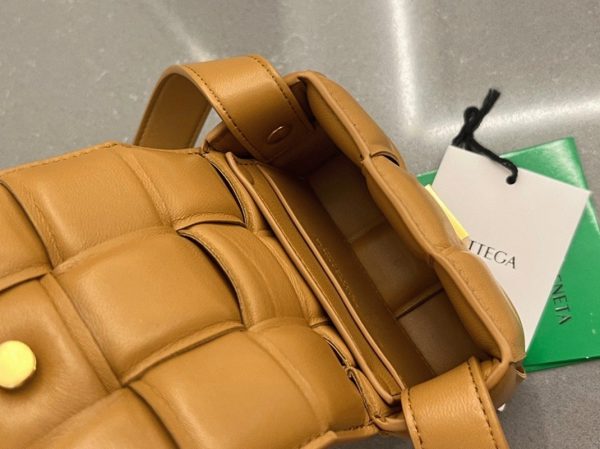 Réplique Sac Bottega Veneta Candy Padded Cassette en Camel – Image 10