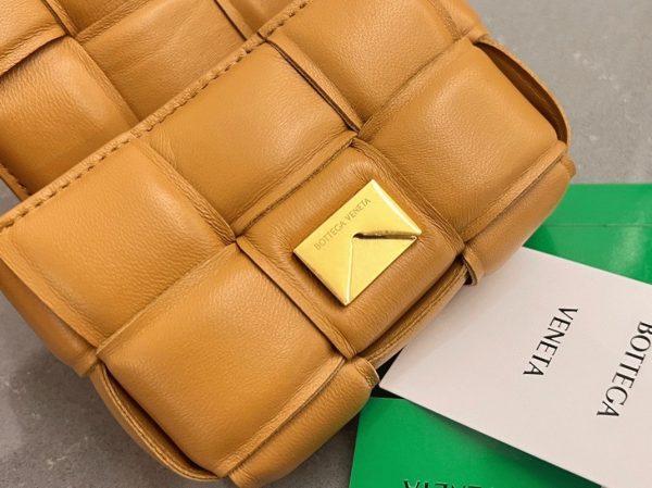 Réplique Sac Bottega Veneta Candy Padded Cassette en Camel – Image 8