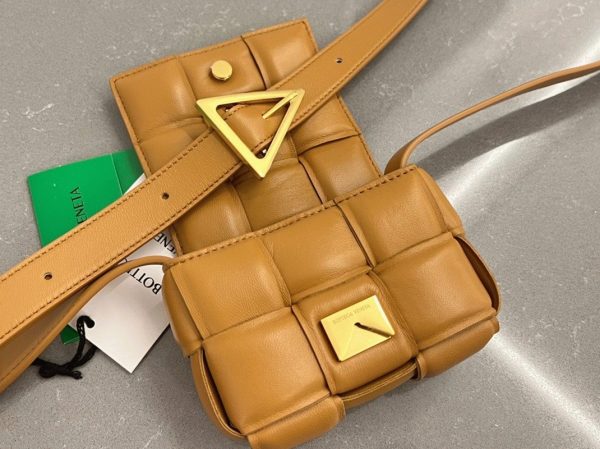 Réplique Sac Bottega Veneta Candy Padded Cassette en Camel – Image 7