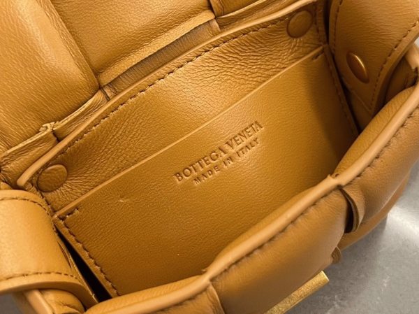 Réplique Sac Bottega Veneta Candy Padded Cassette en Camel – Image 6