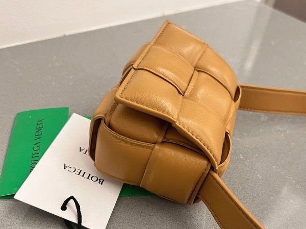 Réplique Sac Bottega Veneta Candy Padded Cassette en Camel – Image 4