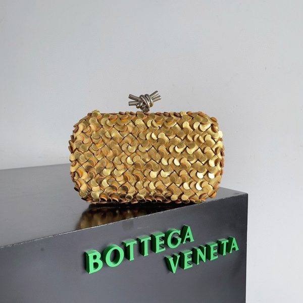 Réplique Bottega Veneta Knot Minaudiere Clutch en Sequins Dorés – Image 2