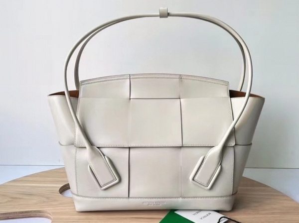 Fausse Bottega Veneta Arco Medium en cuir de veau intrecciato blanc – Image 2