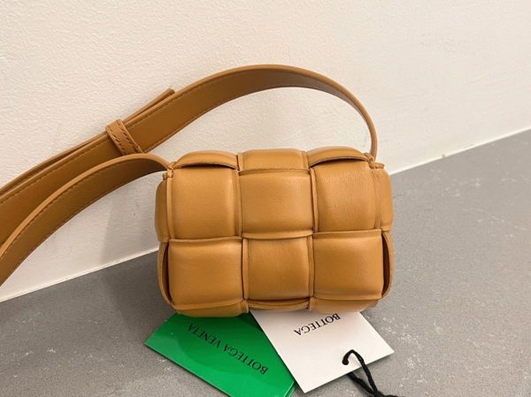 Réplique Sac Bottega Veneta Candy Padded Cassette en Camel – Image 3