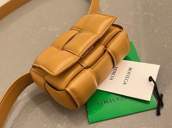 Réplique Sac Bottega Veneta Candy Padded Cassette en Camel – Image 2