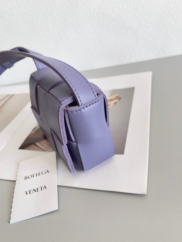 Contrefaçon du sac Bottega Veneta Candy Cassette en Wisteria – Image 10