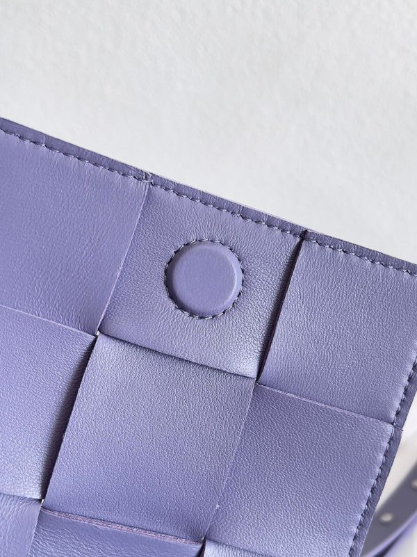 Contrefaçon du sac Bottega Veneta Candy Cassette en Wisteria – Image 9