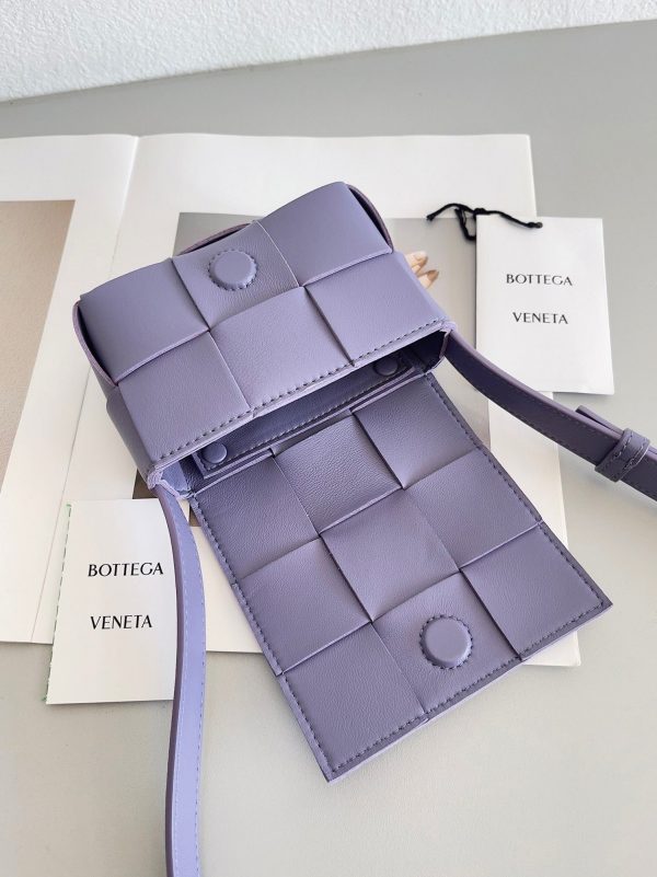 Contrefaçon du sac Bottega Veneta Candy Cassette en Wisteria – Image 8