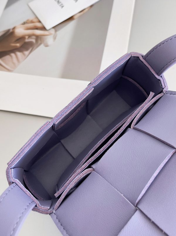 Contrefaçon du sac Bottega Veneta Candy Cassette en Wisteria – Image 7