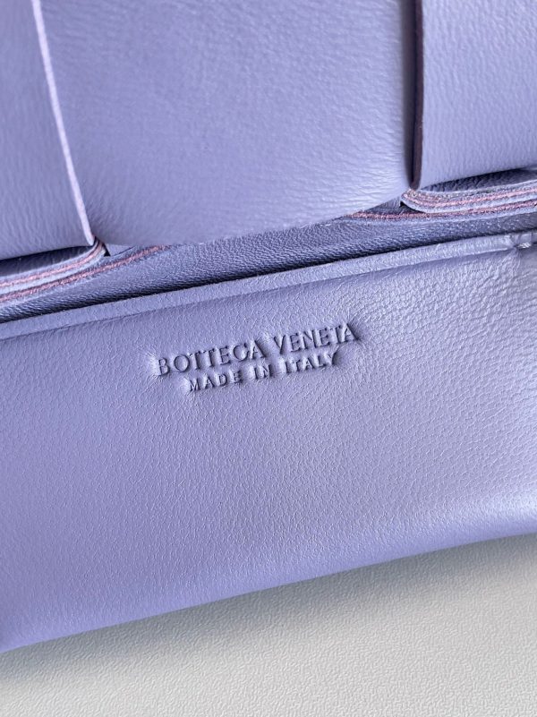 Contrefaçon du sac Bottega Veneta Candy Cassette en Wisteria – Image 6