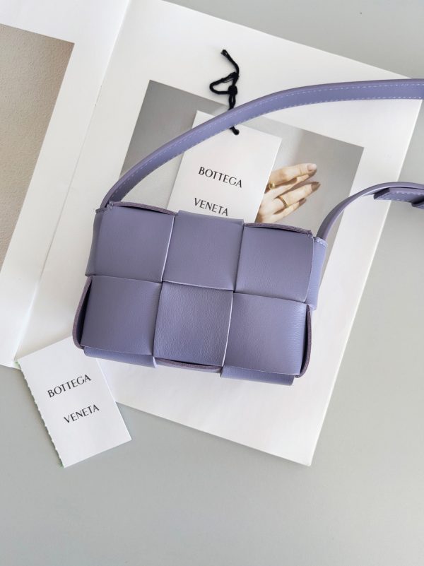 Contrefaçon du sac Bottega Veneta Candy Cassette en Wisteria – Image 5
