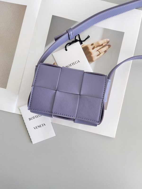Contrefaçon du sac Bottega Veneta Candy Cassette en Wisteria – Image 4