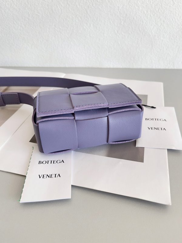 Contrefaçon du sac Bottega Veneta Candy Cassette en Wisteria – Image 3