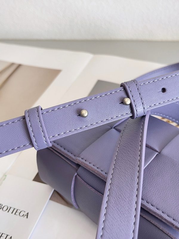 Contrefaçon du sac Bottega Veneta Candy Cassette en Wisteria – Image 2