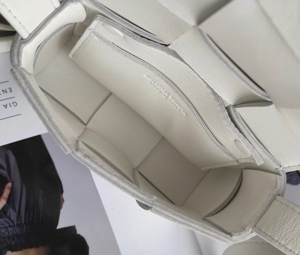 Imitation du sac Bottega Veneta Candy Cassette en blanc – Image 10