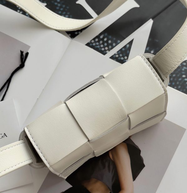 Imitation du sac Bottega Veneta Candy Cassette en blanc – Image 9